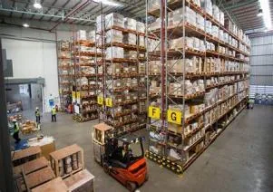 Entrepôt logistique avec racks de stockage